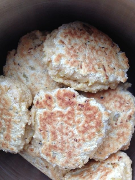 Манные котлеты под клюквенным соусом