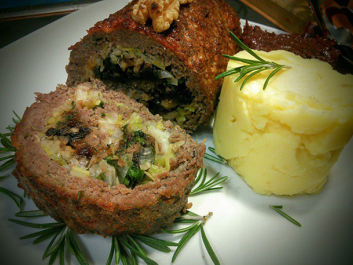 Говяжий рулет с черносливом и грецким орехом 