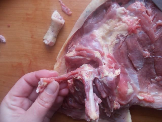 Рулет из утки с финиками и орехами