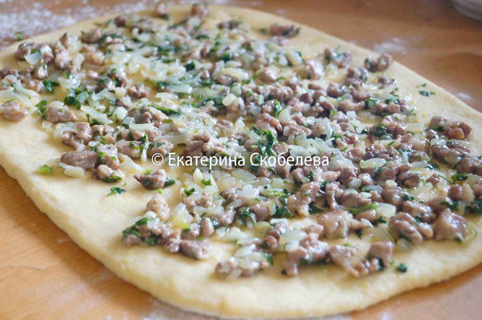 Мекленбургский картофельный рулет с начинкой из мяса и зелени