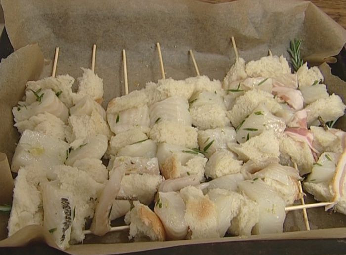 Белая рыба на шпажках 