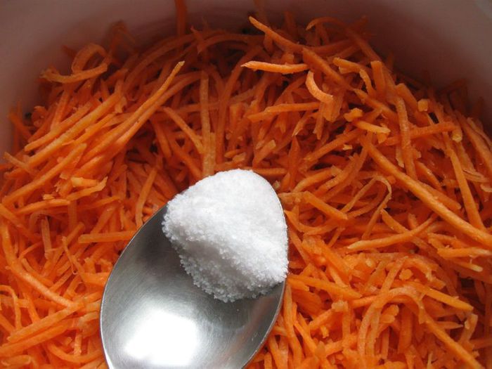 Салат из морковки по-корейски, орехов и зелени