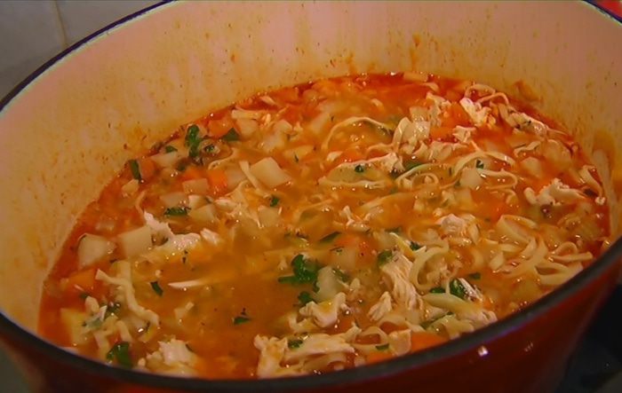 Овощной суп с курицей и яичной лапшой