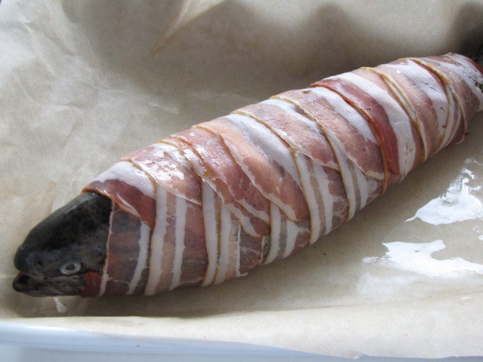 Форель, фаршированная грушами и орехами