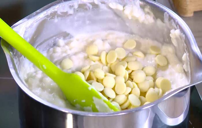 Рисовая каша с белым шоколадом и запеченными персиками 