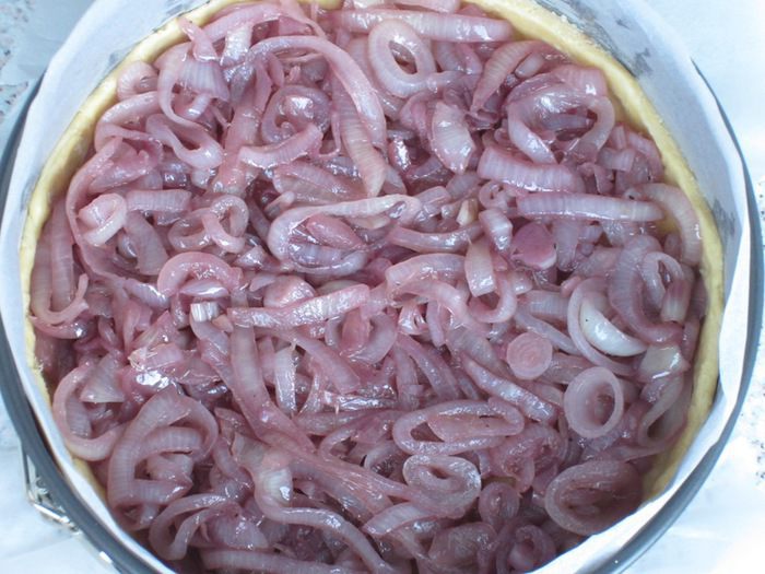 Киш с карамелизированным луком