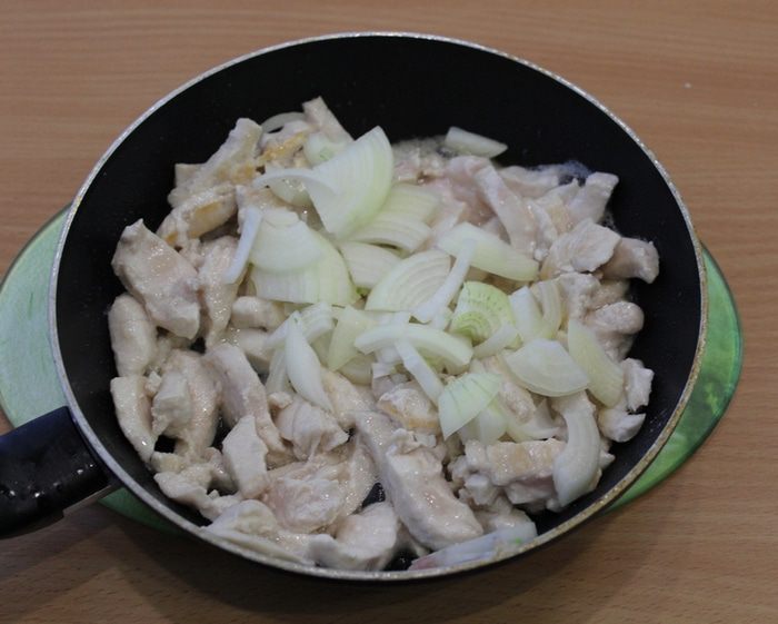 Салат с курицей, пекинской капустой и горчично-медовой заправкой