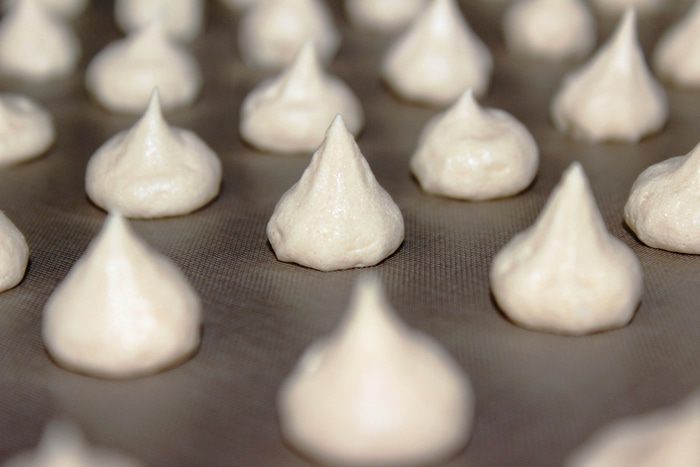 Шоколадно-ананасовый десерт с меренгами