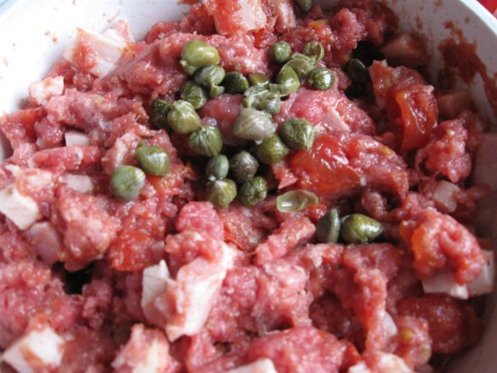 Запеченные овощи, фаршированные мясом и каперсами