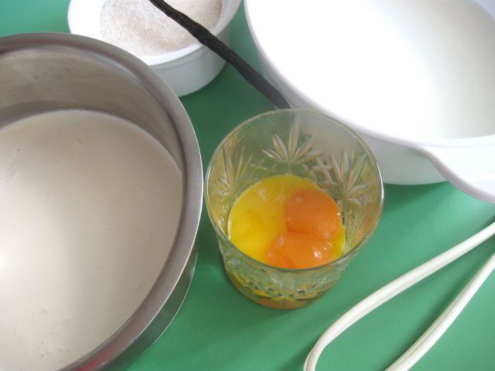 Ванильное мороженое и груша-пашот «Сладкая парочка»