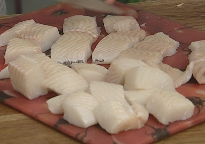 Белая рыба на шпажках 