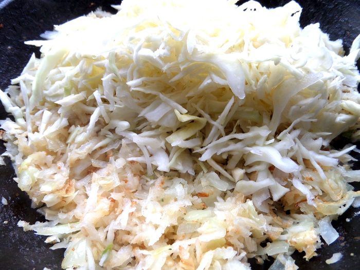 Мини-пирожки с капустой, сельдереем, шпинатом и сыром