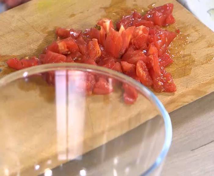Рис с фетой, помидорами, оливками и каперсами 