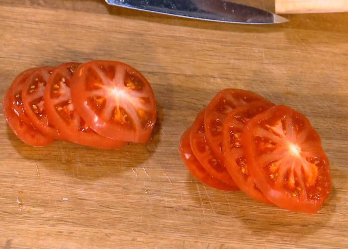 Гратен из лука-порея с помидорами и горчицей 
