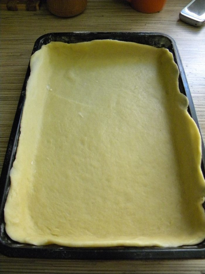 Масляный пирог с маринованной капустой