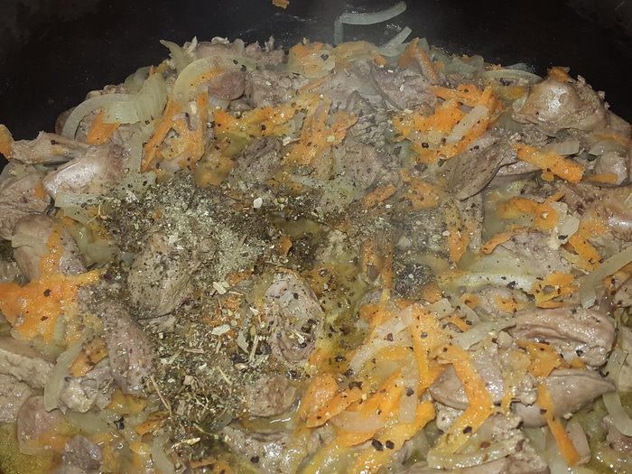 Капуста с куриной печенью и сердечками