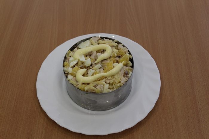 Салат с курицей, ананасами и орехами