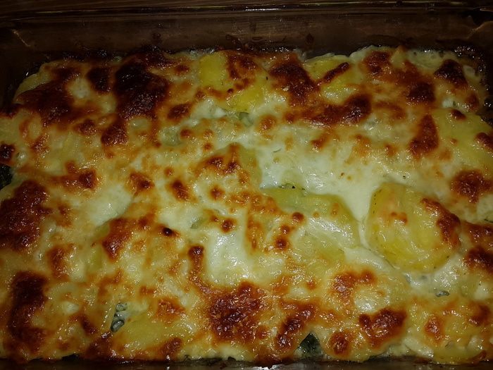 Картофель, запеченный с моцареллой и шпинатом