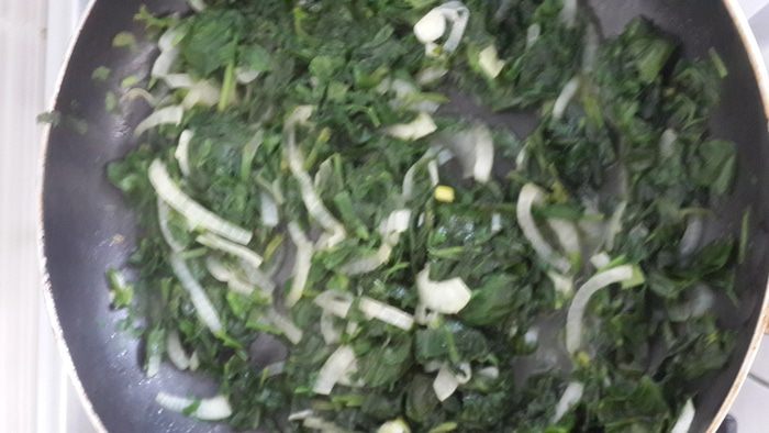 Блинный торт со шпинатом и сыром на завтрак