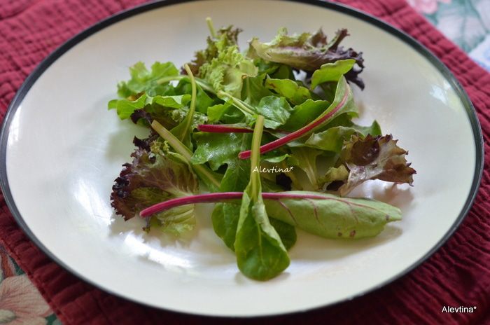 Теплый салат с куриной печенью и яблоком