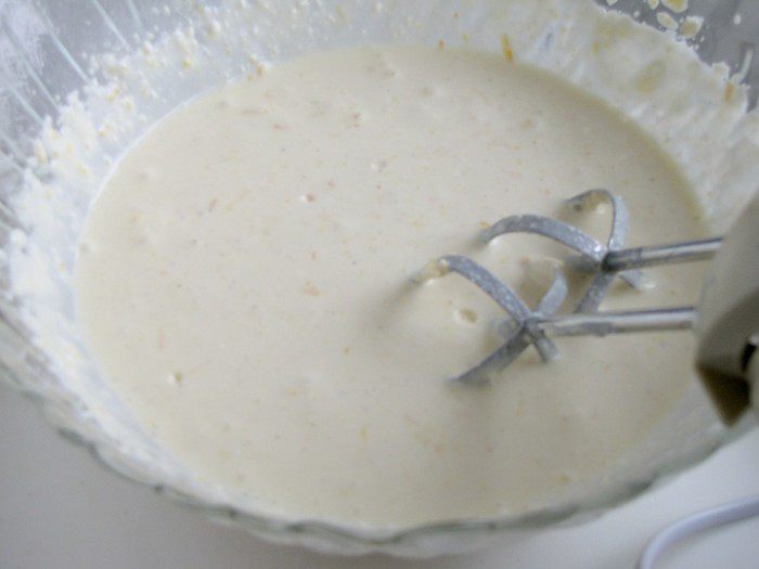 Тертый пирог с творогом и грушами