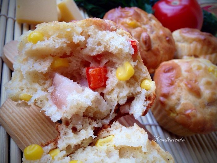 Закусочные маффины с кукурузой, беконом и сладким перцем