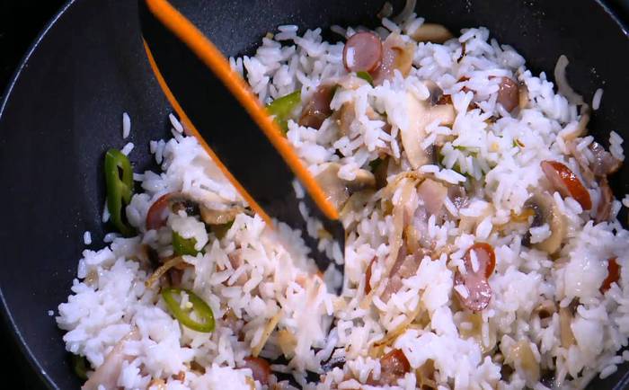 Пряный рис с яйцом и беконом 