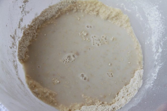 Хлебный завиток с корицей и изюмом