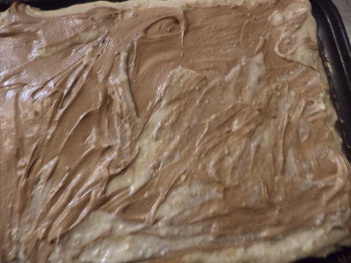 Пряный медовик с ореховой начинкой и масляным кремом