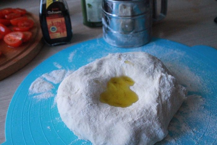Фокачча с помидорами и анчоусами