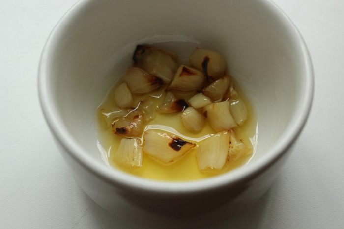 Галета с козьим сыром, запеченным чесноком, томатами и кукурузой