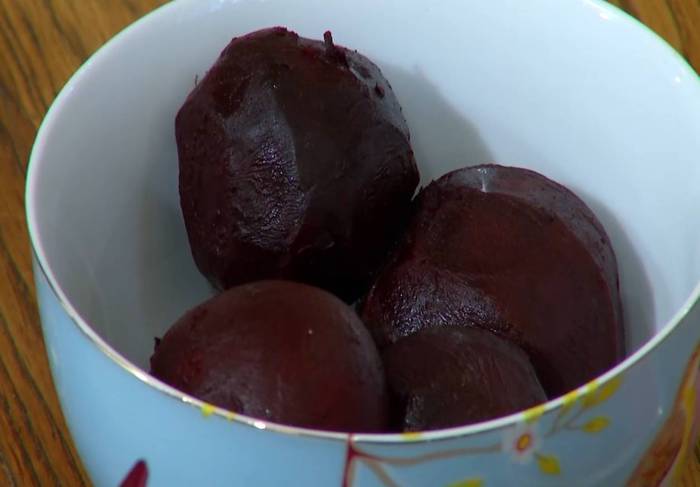 Салат со свеклой, анчоусами и грецкими орехами