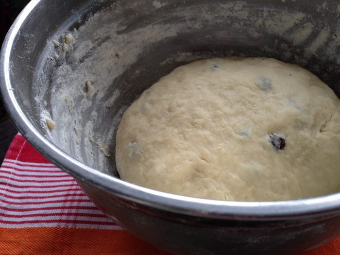 Сдобные булочки с изюмом
