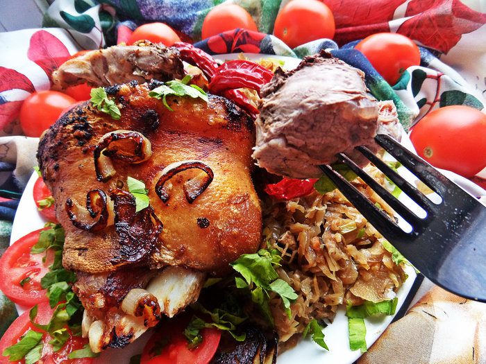 Рулька с разной капустой и грибами