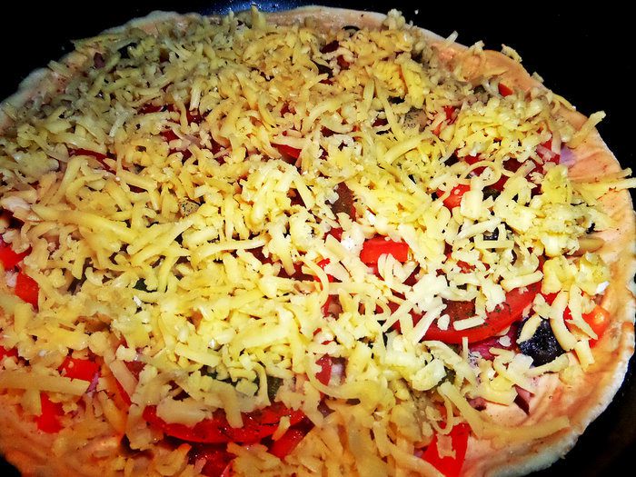 Пицца с салями, маслинами на сырном соусе &amp;quot;бешамель&amp;quot;