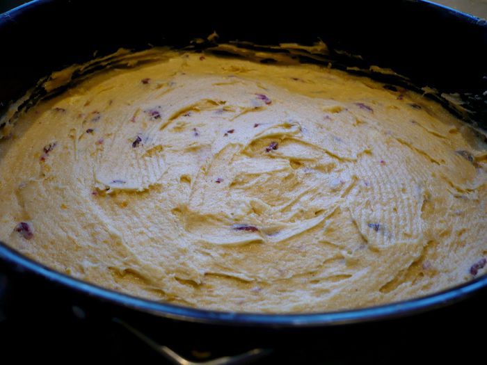 Апельсиновый пирог с белым шоколадом и клюквой