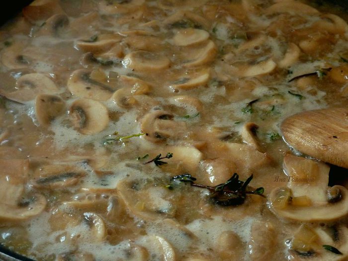 Куриная грудка под грибным соусом
