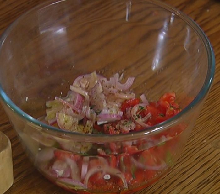 Салат из фасоли с беконом и сливами на гриле