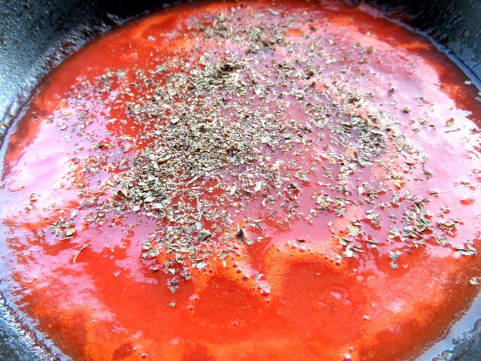 Сырная закуска-шарики в томатном соусе