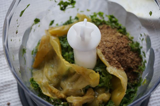 Свежий соус из зелени к мясу