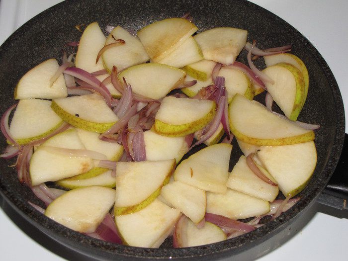 Тосты с грушей, голубым сыром и кедровыми орешками