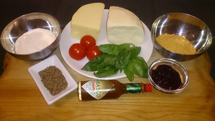 Жареный сыр с соусом из брусники и табаско