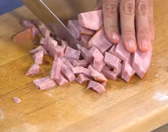 Быстрый пирог с ветчиной, луком и сыром 