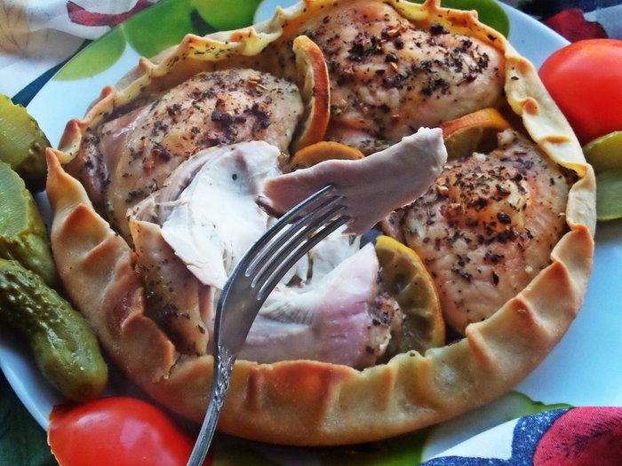 Курочка, запеченная в съедобной тарелке