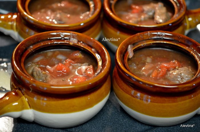 Тушеная говядина с зелеными оливками