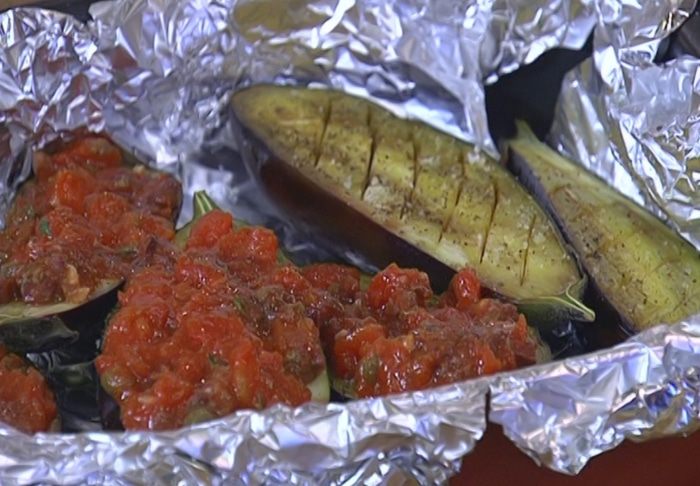 Баклажаны, фаршированные помидорами и сулугуни