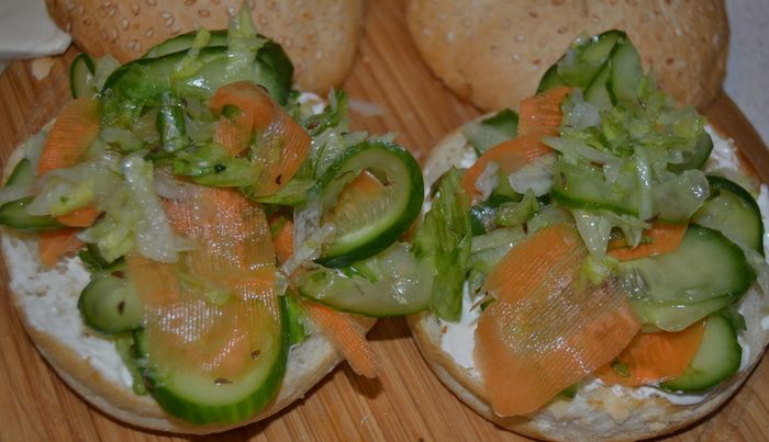 Бургер с индейкой и сочными овощами