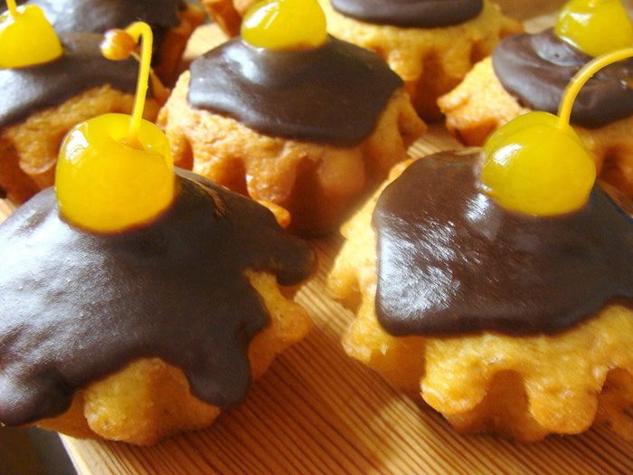 Мандариново-шафрановые кексы с шоколадной глазурью (постные)