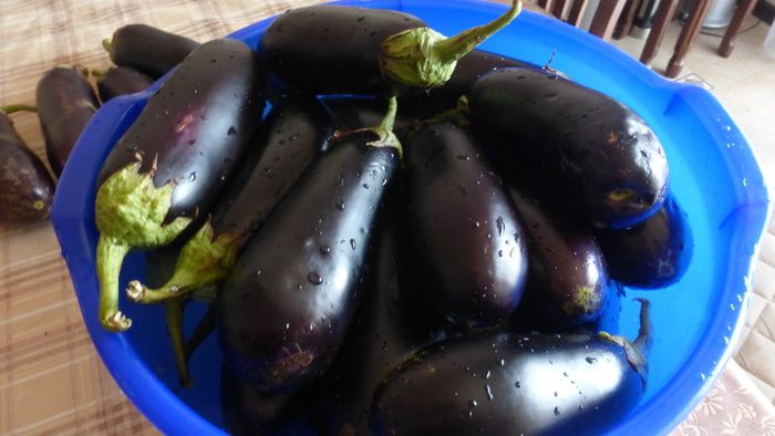 Соленые баклажаны с чесноком, морковью и пастернаком