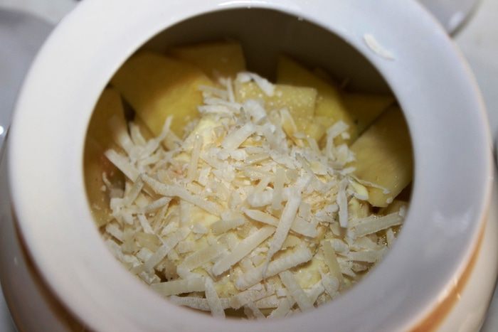 Жаркое с семгой и беконом в горшочке